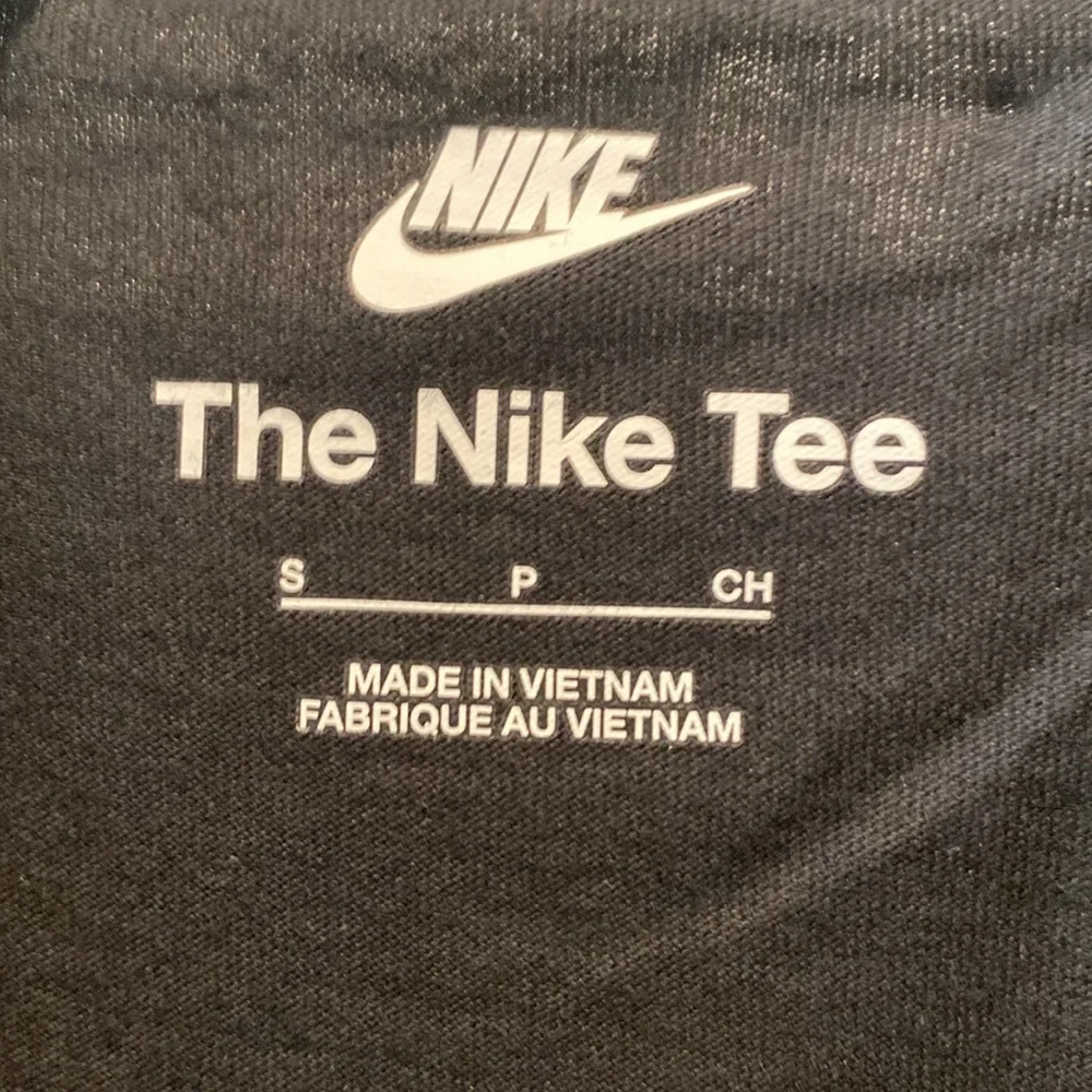 The Nike Tee.  Kids Small.  Nike design across‎ front.